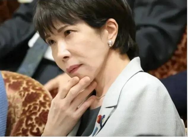 高市早苗矛盾到离谱！怕中日关系拖垮经济，却死咬对华强硬不放？公开活动中她