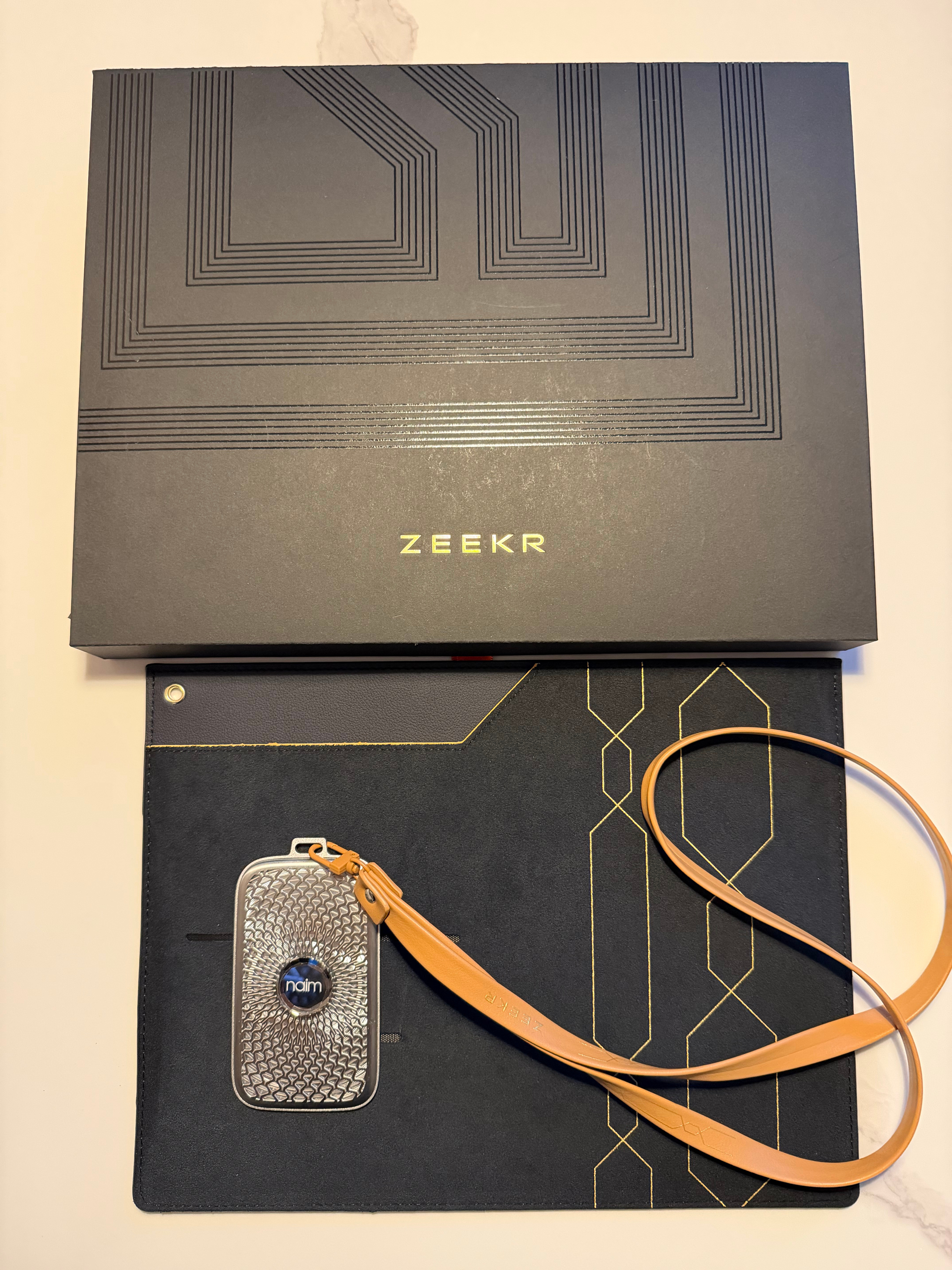 发布会的媒体证应该没人卷的过极氪吧，这次极氪9X发布会的媒体证直接上了原车同