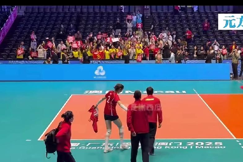 比赛结束，朱婷和焦指导说：‘’我们去和粉丝合影。‘’焦帅有点儿难为情，哪有主动