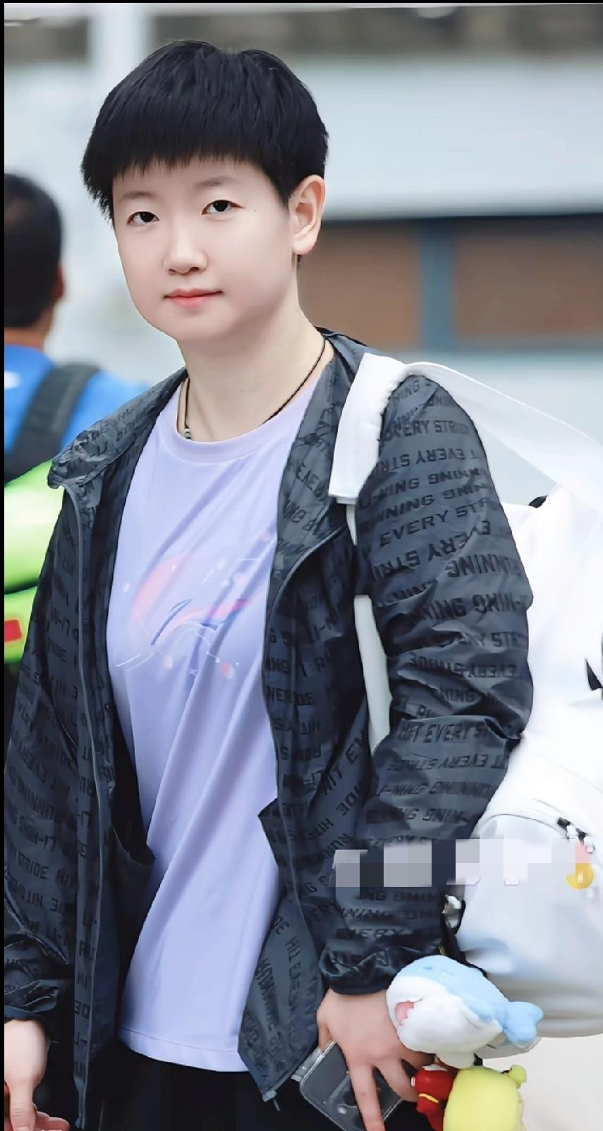 第一次刷到孙颖莎路透！软萌玩偶挂包也太戳人了🥰谁懂啊！第一次刷到莎莎这组