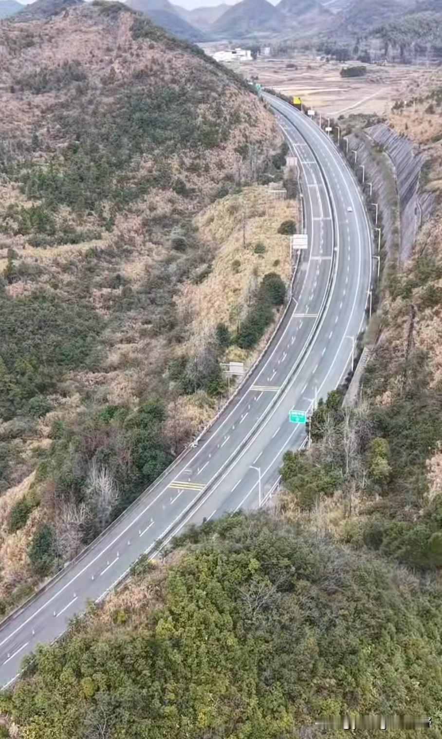京港澳高速韶关乐昌段。在过去很长一段时间内，这条高速也是连接湖南与广东的唯一一条