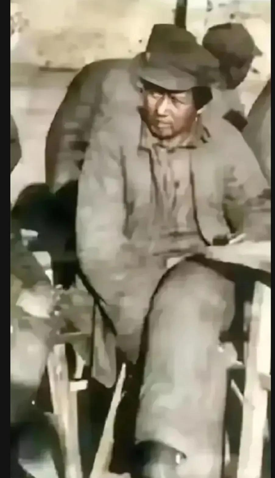 伟人一生留下了无数张照片，唯独这一张，我看一回滋一回眼泪。他坐在简陋的木凳上，穿