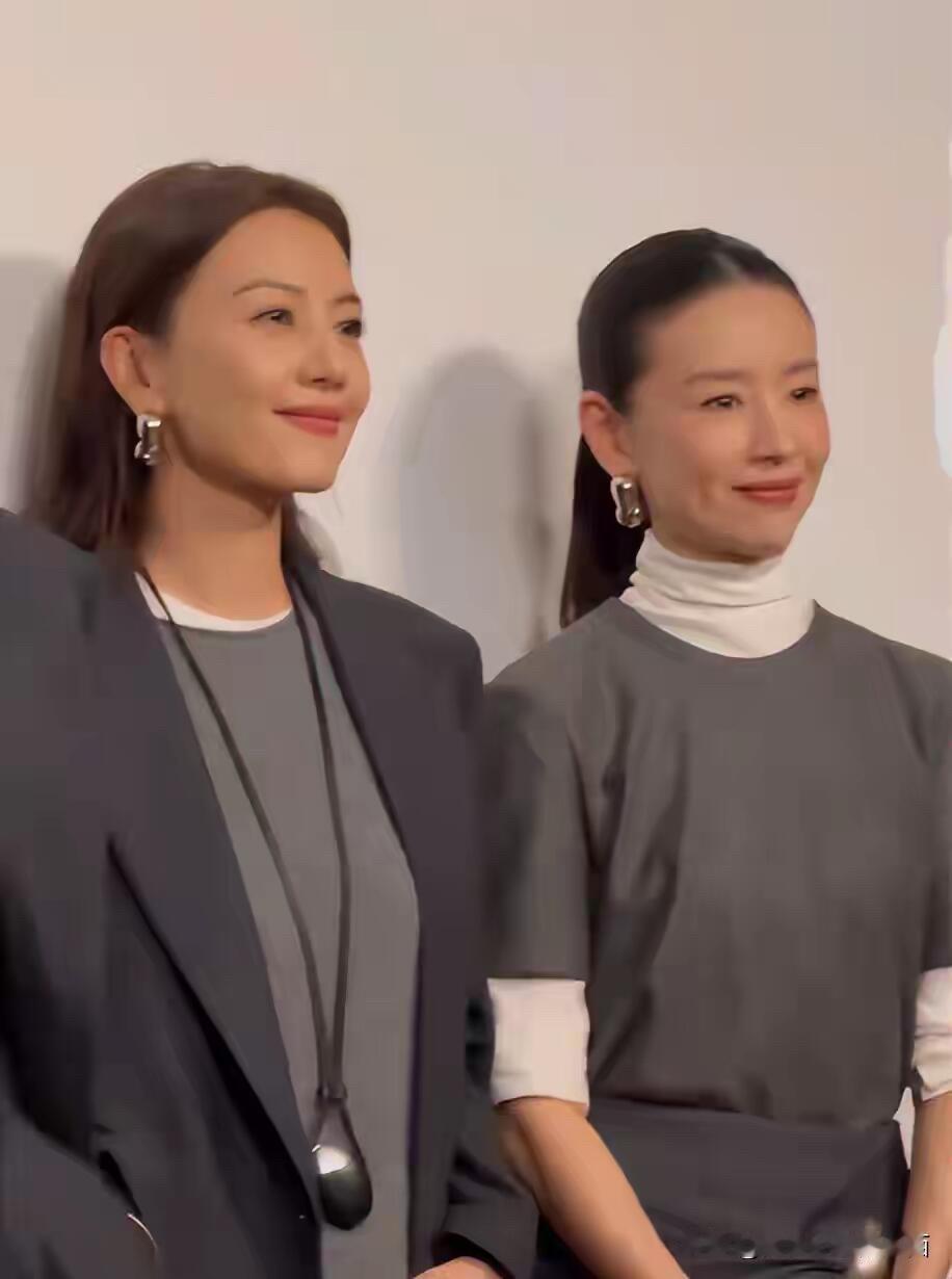 都是差不多年龄的两位女明星，年轻时候高圆圆美艳的不可方物，可现在年龄大了，没有董