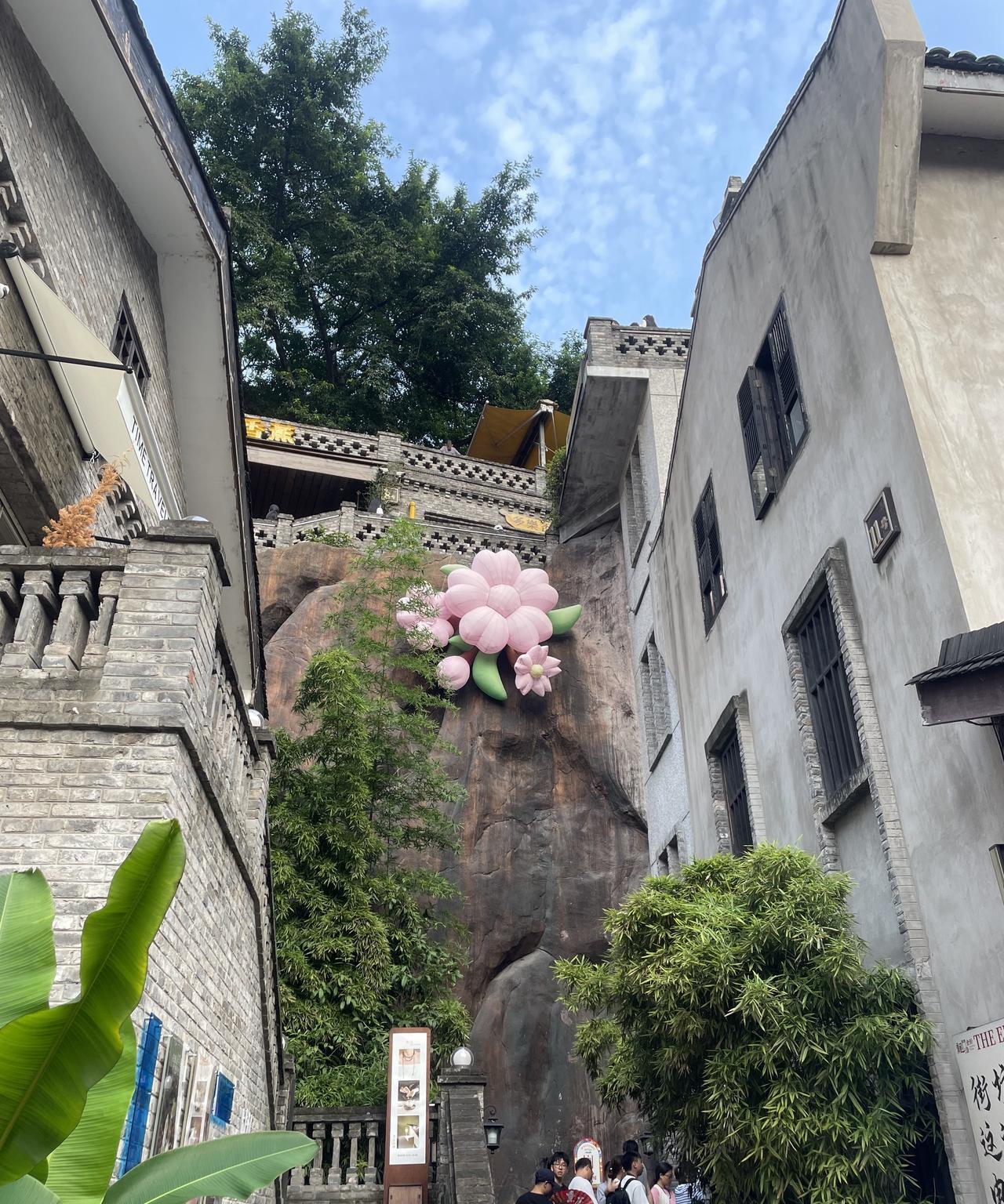 国庆节期间，南岸龙门浩老街跻身全国最美街区之列，吸引了大量游客。甚至东水门大桥到