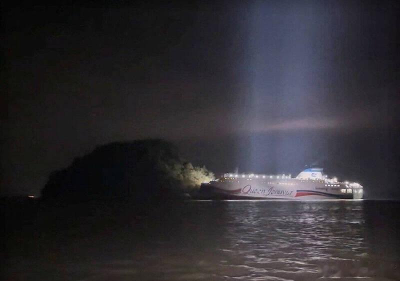 【韩国搭载267人客轮外海撞礁搁浅，海巡救援中】韩国总统府表示，总统李在明已下