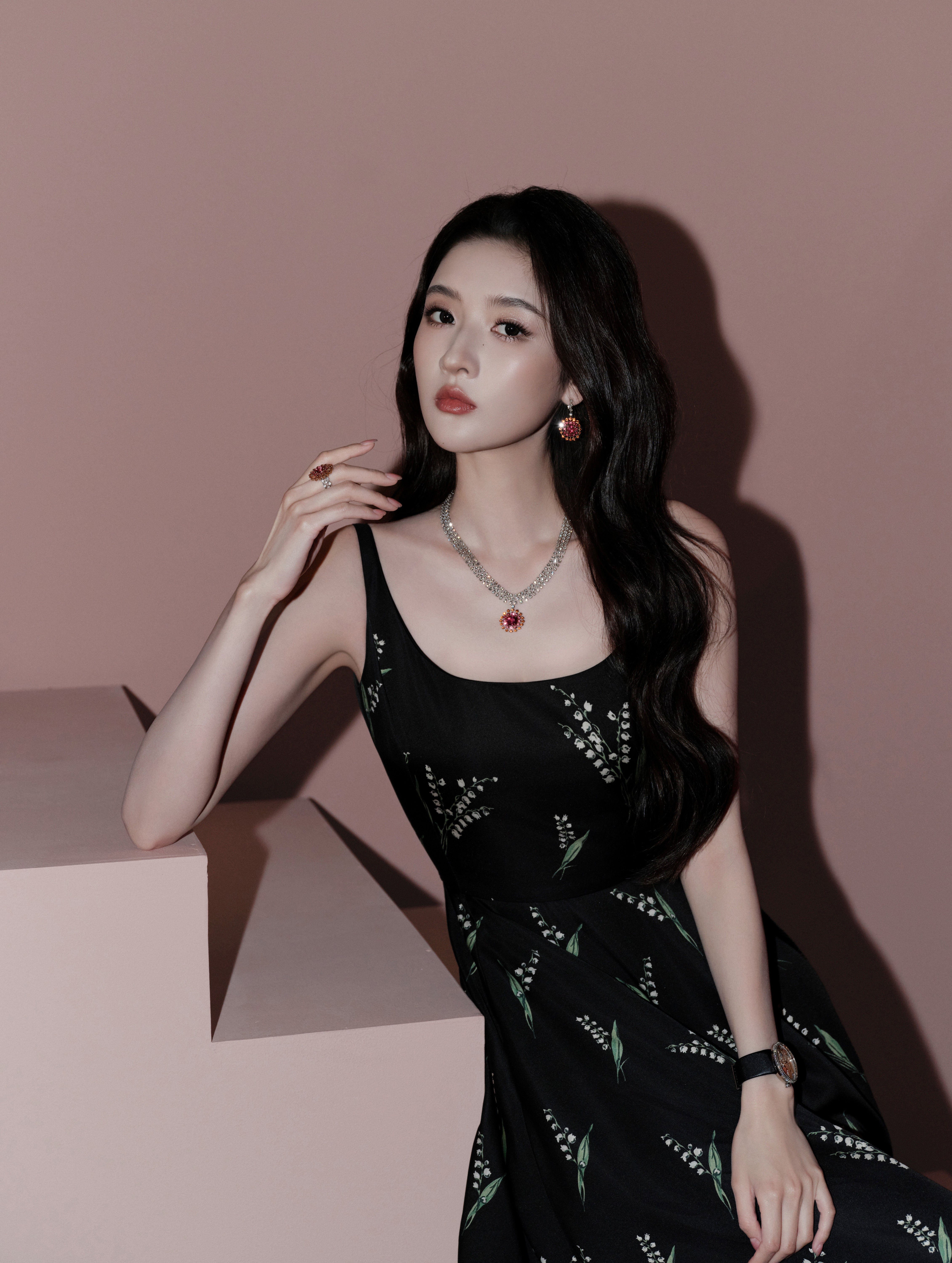 王玉雯今天又是厉害女人王玉雯最新物料：迪奥活动出图📷