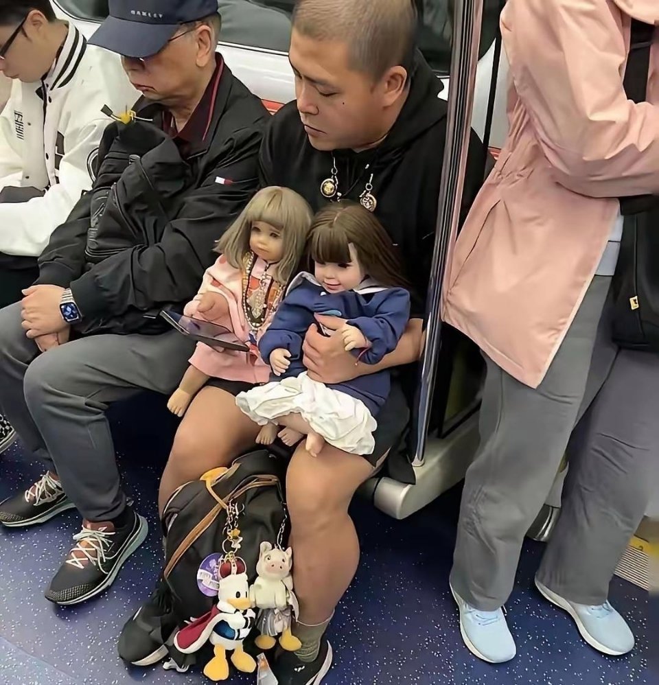 这位大哥的爱好不一般呢，大男人怎么喜欢这种东西?