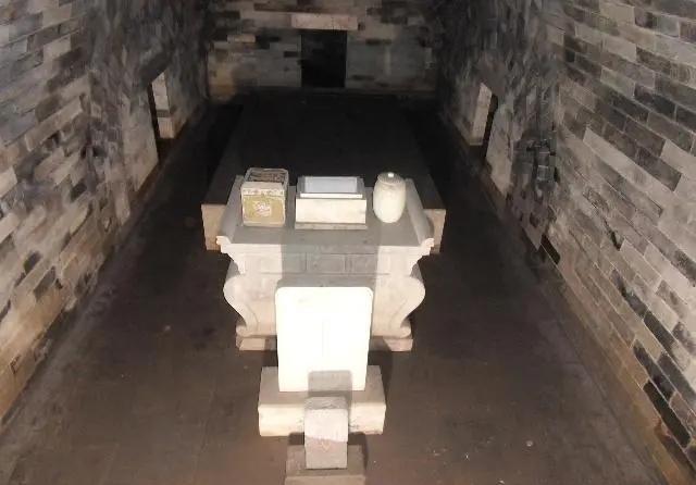 1397年楚昭王朱桢，下令将樊哙的墓挖开，墓中有一位石碑上边刻着：“此地本是楚王