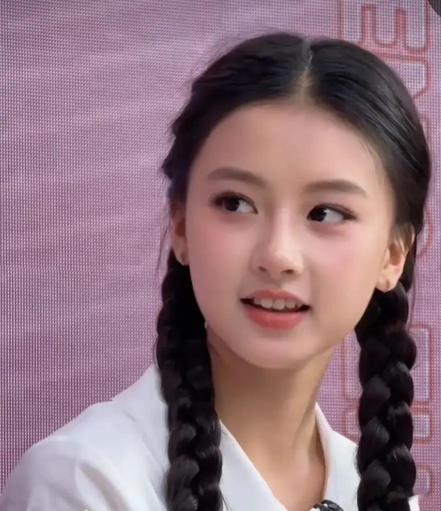 算是见识到民选美女的实力，长相水灵，完全具备跻身顶流小花预备役的潜质。之前