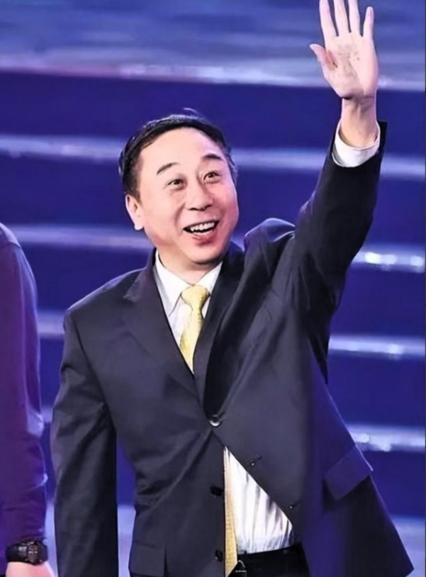 总算明白冯巩为啥没能出席杨少华老爷子的葬礼了。冯巩没去杨少华葬礼的原因有三