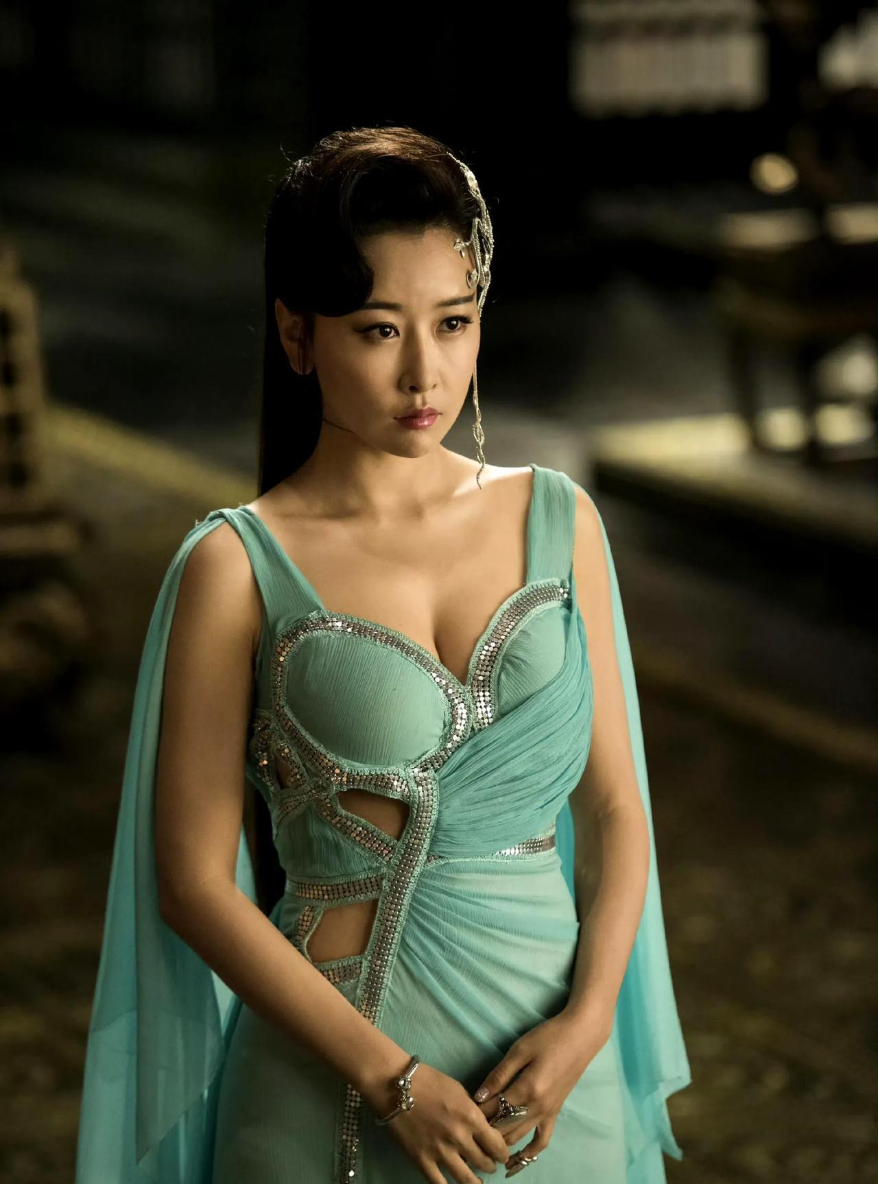 她真的非常适合演《以法之名》里的柳韵，乍一看好像非常精明，其实有点傻白甜，属于长
