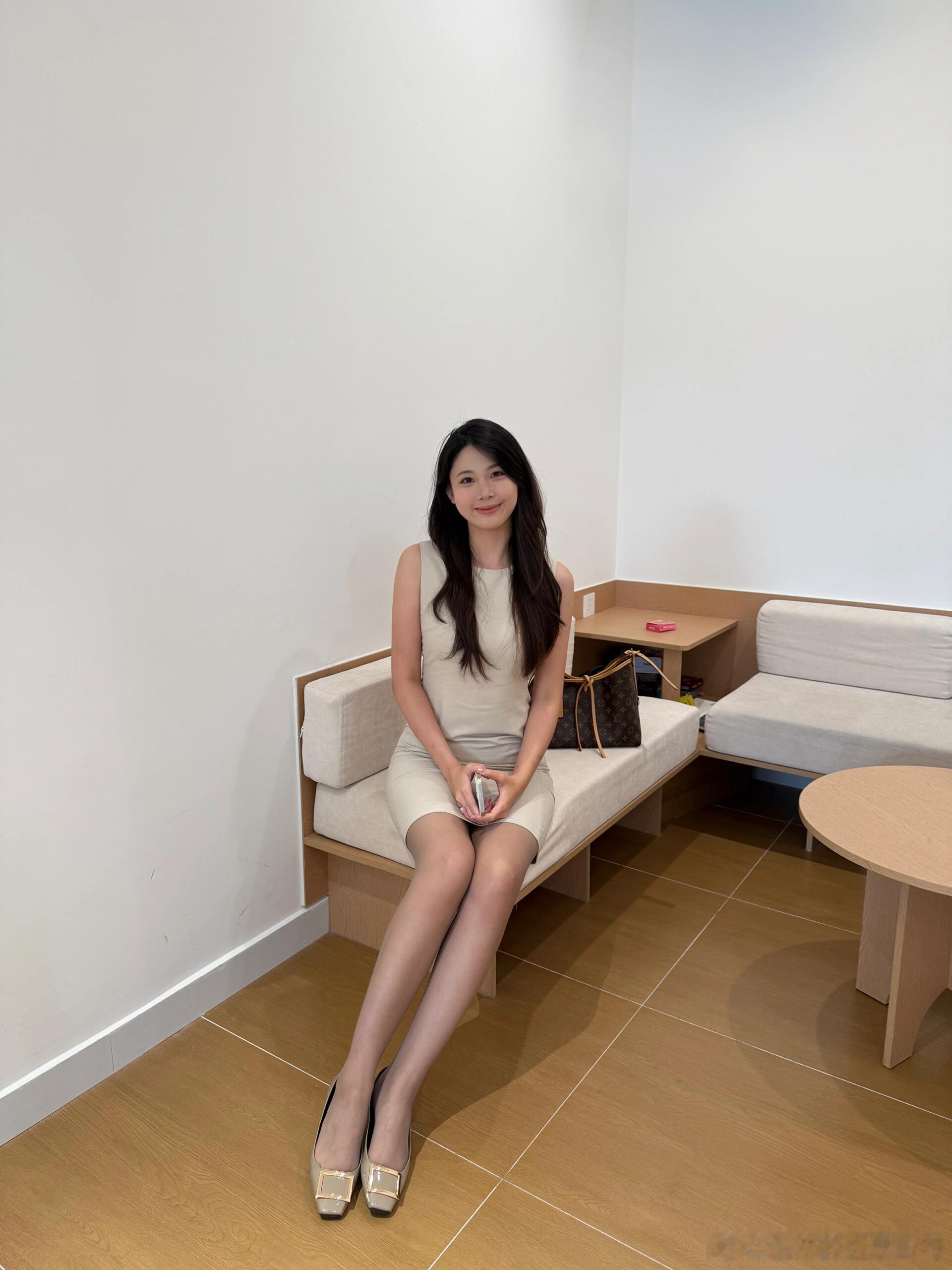 第一次尝试灰色丝袜，看上去好好看～​​​