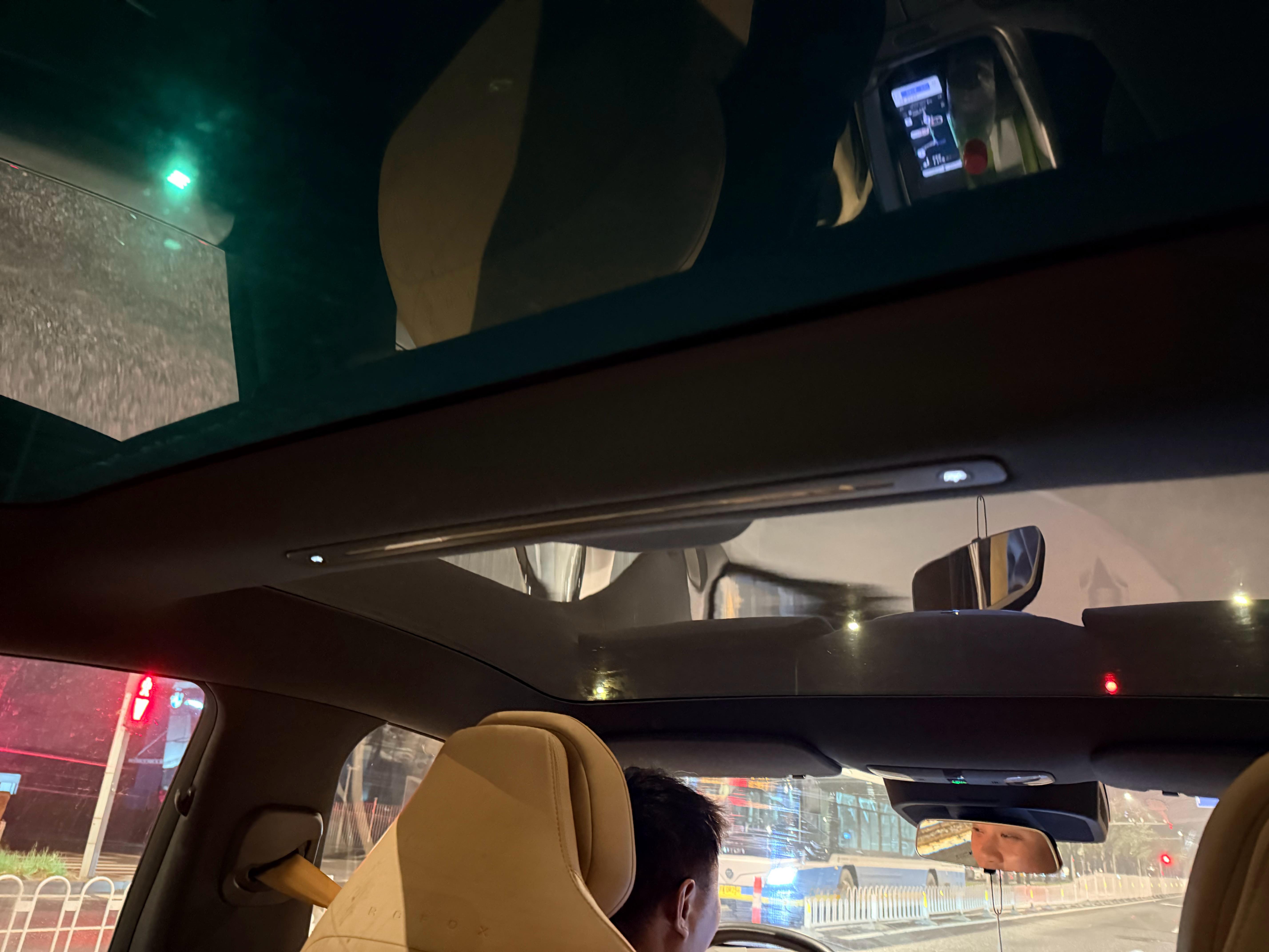 打了一台北汽极狐的网约车底盘真下头，司机也说，乘客抱怨的多，车身运动拉扯劲儿太强