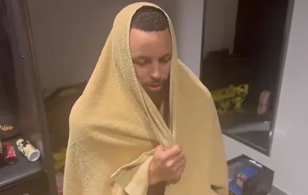 NBA常规赛勇士118-124不敌国王。赛后库里接受了采访，谈到本场扭到了脚