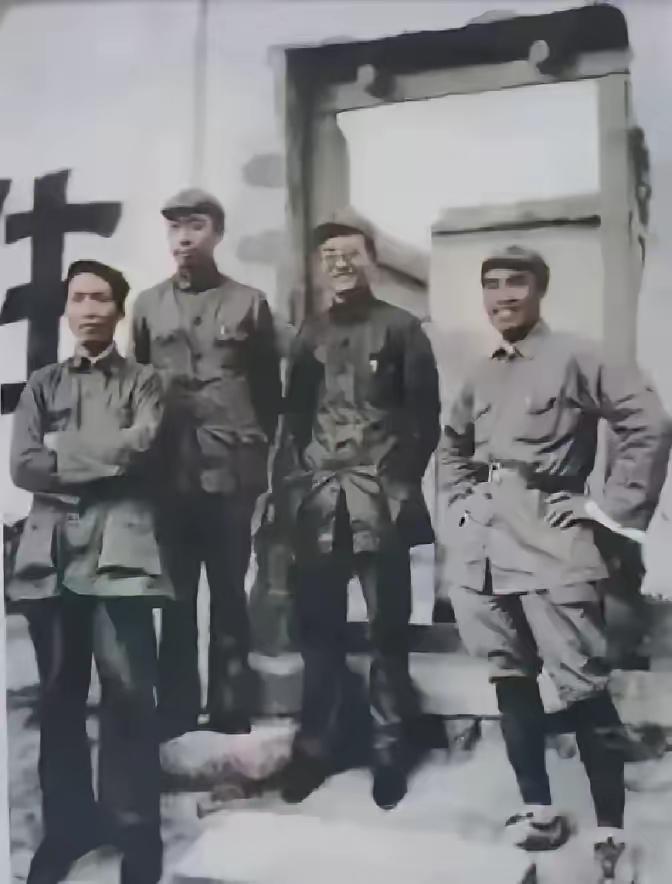 每次翻到1936年长征结束后拍的这张四人合影，鼻子都会忍不住发酸。照片里四个人