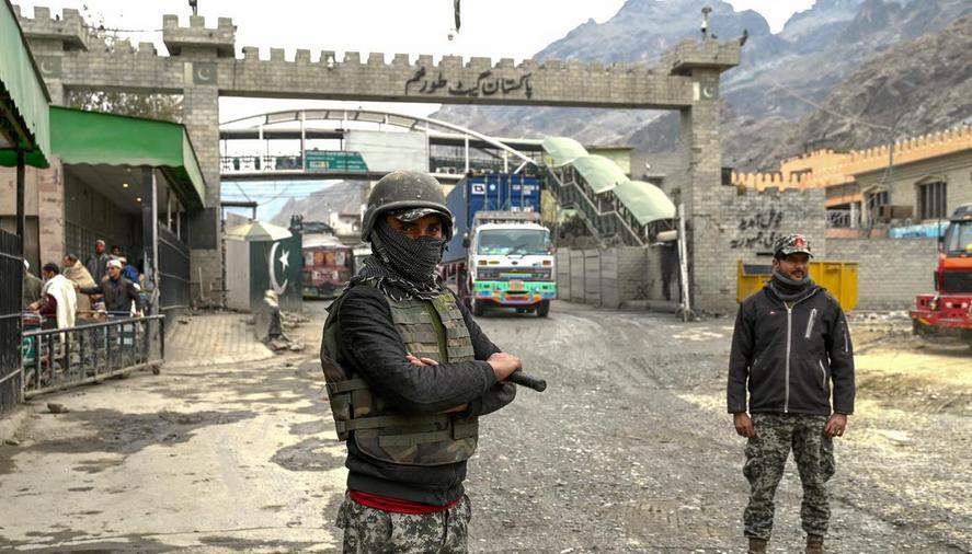 就在这种复杂氛围里，巴基斯坦主动向中方发出协作请求，希望在安全、经济等领域深化合