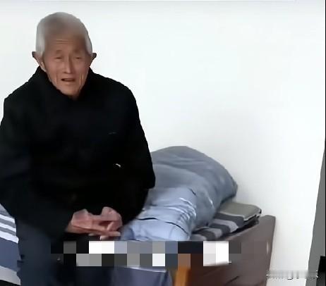 近日，江苏南通，一女子去敬老院接84岁大爷爷(女子爷爷的哥哥)回家暂住几天，女子