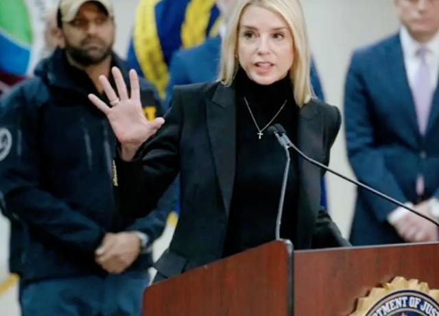 最近美国那边炸锅了，一条独家爆料直接搅乱全网舆论，说出来你们都不敢信，美国司法部