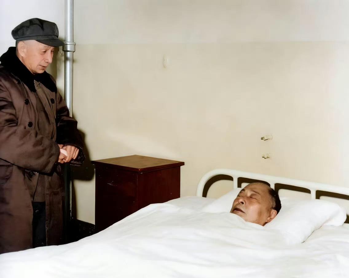 1972年1月6日23时55分，陈毅元帅在北京病逝，粟裕将军听闻噩耗后第一时间赶