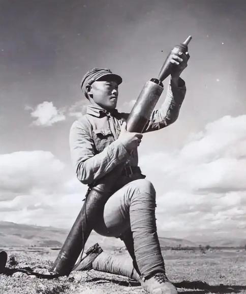 1940年秋，太行山黄崖洞兵工厂内，刘鼎正对着日军掷弹筒苦思。这不到3公斤的铁家