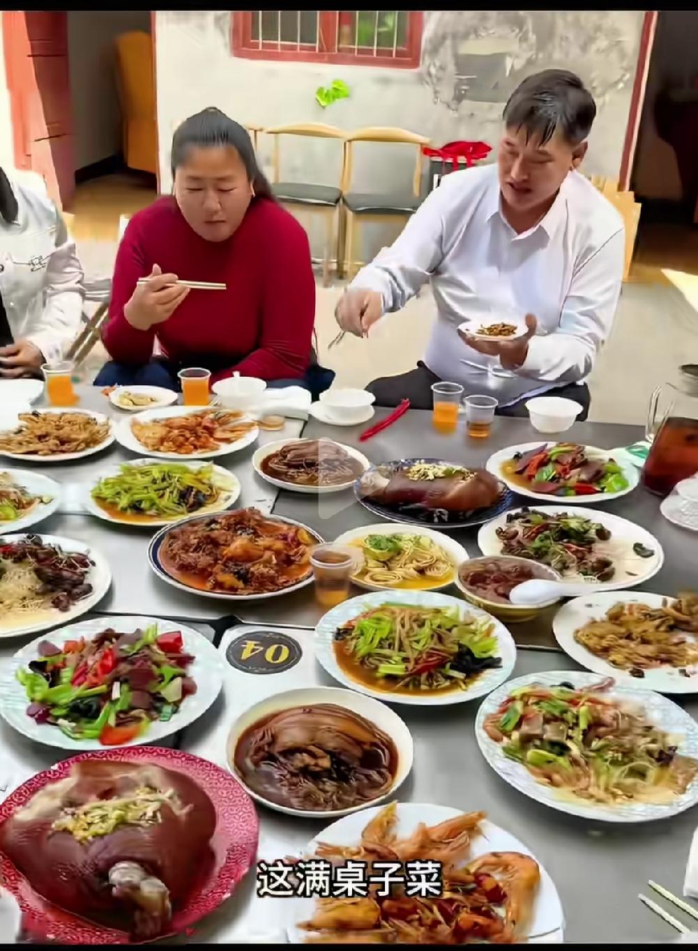 大衣哥朱之文带着爱人吃农村大席，满满一桌子饭菜，看着就特别有人间烟火气。桌