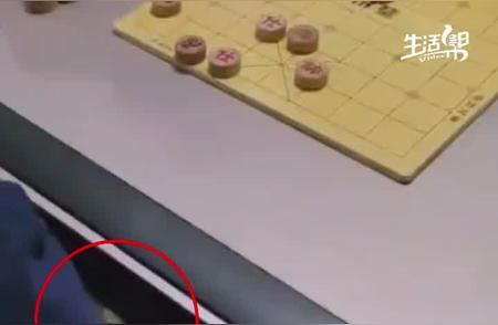 裤裆藏手机靠软件作弊！棋手白筱磊被禁赛，赛场外挂为何屡禁不止象棋赛场作弊案例中