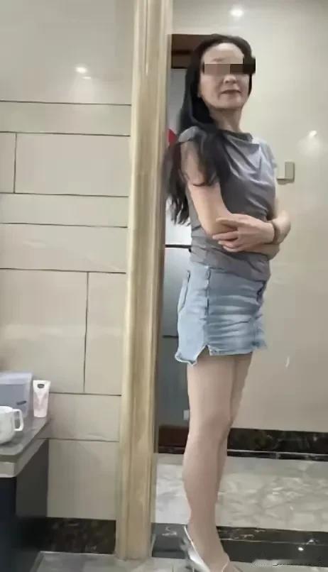 “太丢人了!”山东青岛，一名女子在网上发帖吐槽，她的婆婆今年53岁，经常穿短裙、