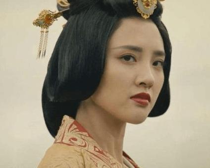 一天，朱元璋见马皇后坐在龙椅上，勃然大怒呵斥道：“谁准你坐龙椅的？普天之下只有朕