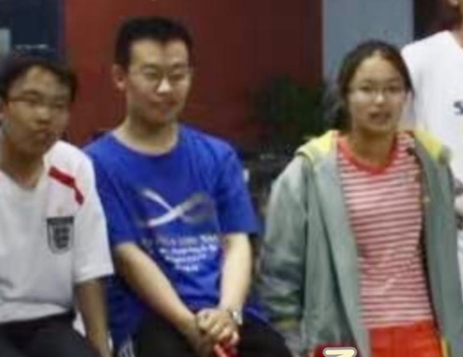 2011年，王虹在北京大学校内，一张罕见的留影，身旁是她的北大同班同学。没有精致