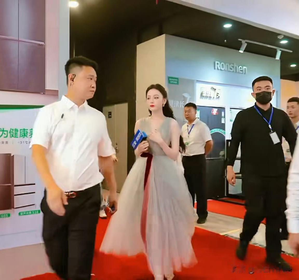 6月21日，迪丽热巴出席天津线下活动！身穿春夏高定亮相，商场6层全被占满，每层