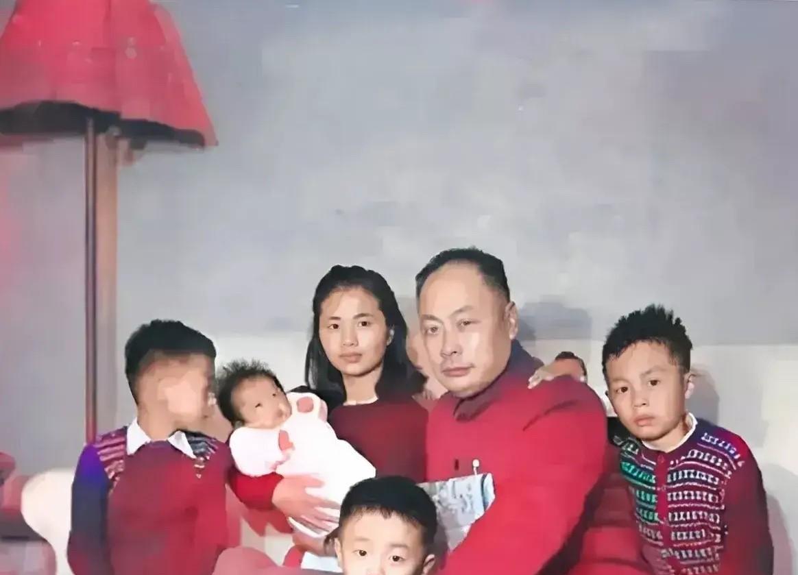 陈毅元帅与夫人张茜及孩子们的温馨时刻。陈毅身着休闲套装，眉宇间既有将军的英武，又