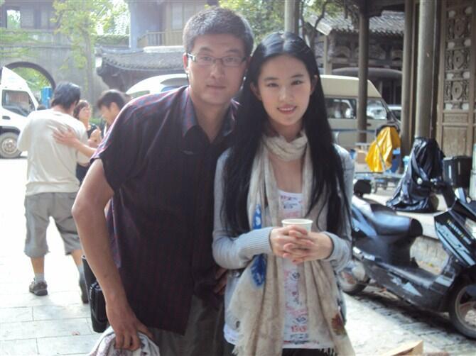 她真就漂亮的像人群中的古早立绘一样​​​