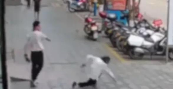 “太坏了！”6月3日，湖南邵阳，一老奶奶在路边走得好好的，路过的男子无缘无故，一