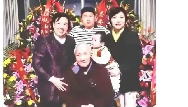 珍贵照片，毛东东趴在爷爷岸青肩膀上，噍把邵华奶奶乐的-家人的全家福