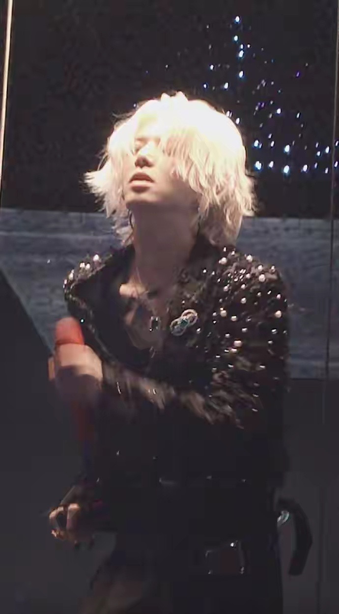 华晨宇脖子上的唇印此前35岁最后一夜，华晨宇即兴告白“35岁最后一天的最后一吻”