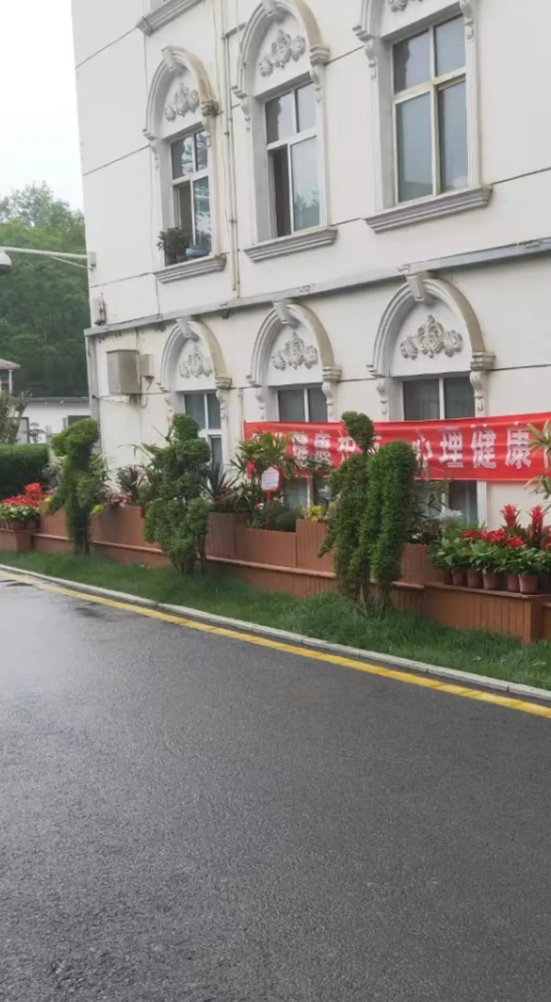 这情书写的不错，才高八斗啊：手握相思笔，独坐相思椅，望着相思月，想着相思你，温婉