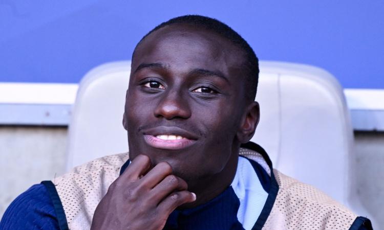 皇马:左后卫门迪已伤缺6个月,不排除与其提前解约!皇马进攻主打左路,丢失球权后