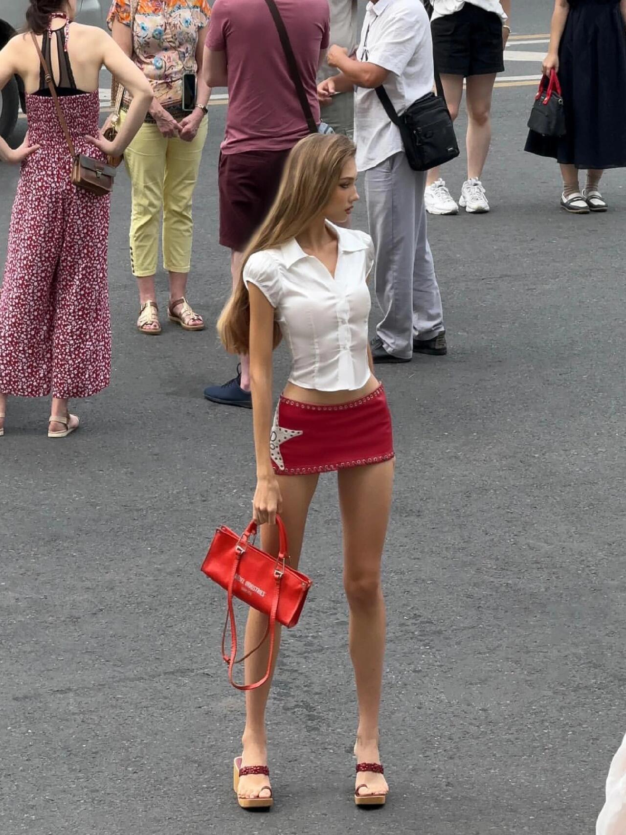 有一种健康又不健康的矛盾感…瘦的过分又有一点肌肉线条…好神奇…