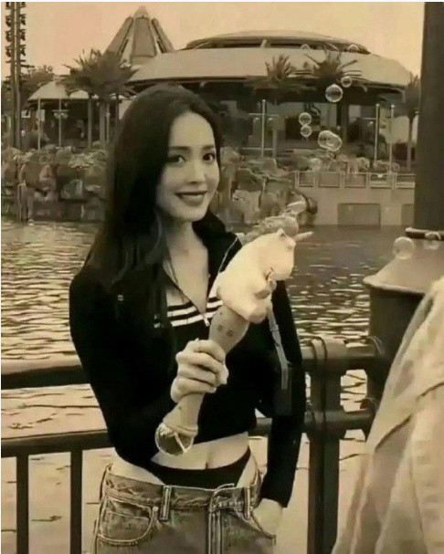 原来当年我们都错怪她了，娜扎这个裤子里面是这样的