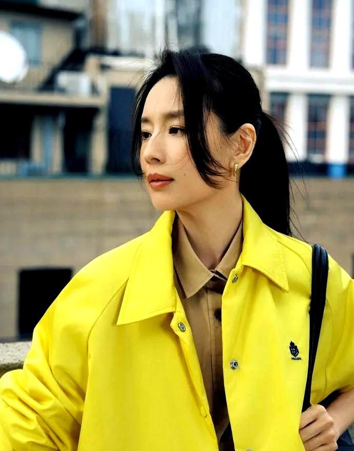 中年女人一穿亮色，就怕被人说装嫩、浮夸。董洁最近一套天台街拍，直接打破了这个