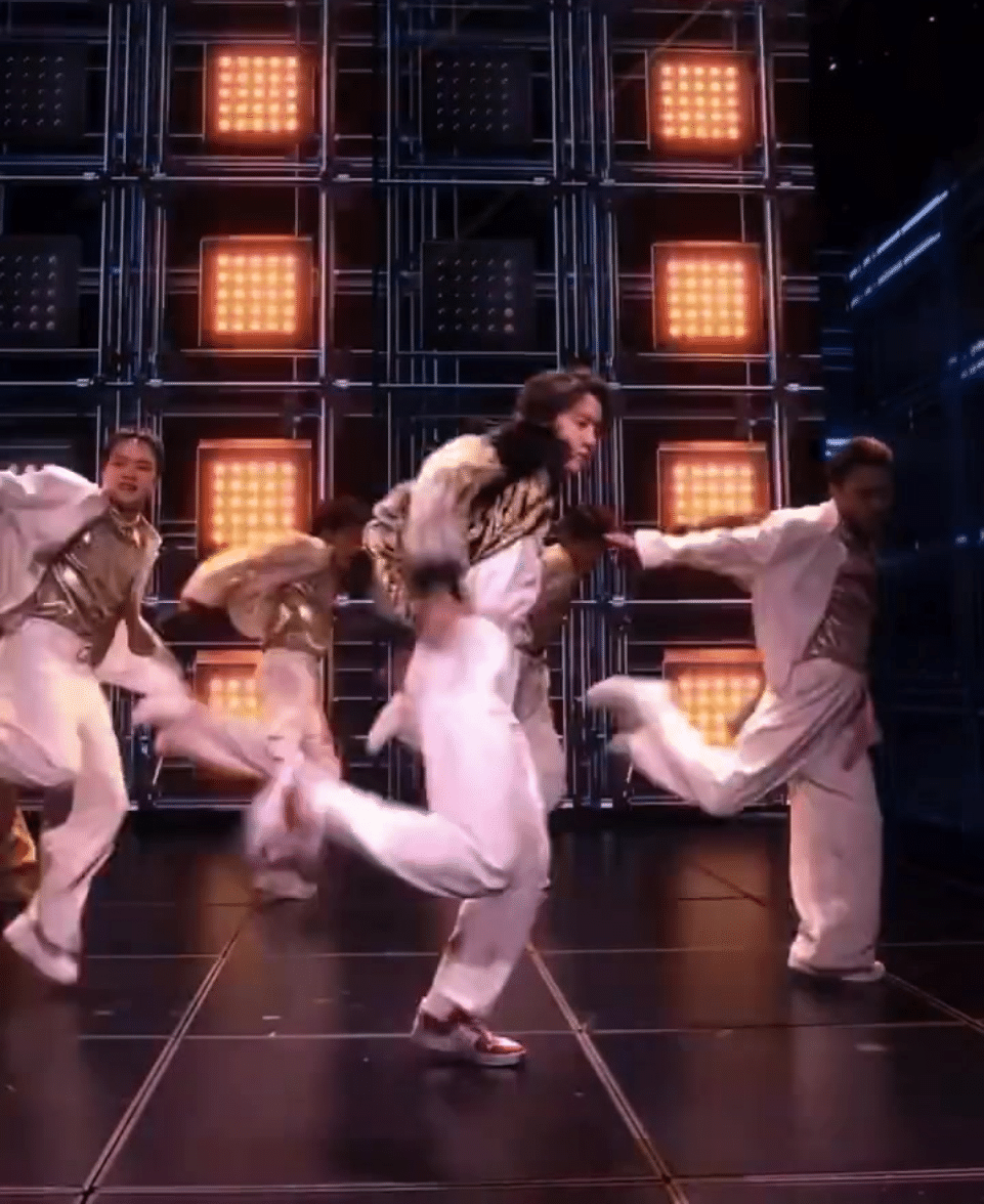 王一博怕是要赔春晚地板哦