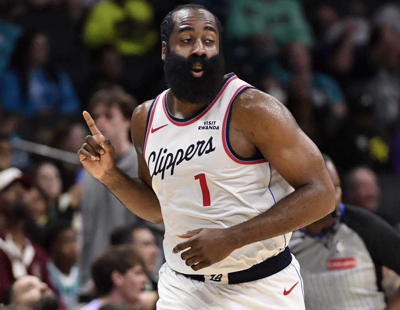 杜兰特：三弟，乌度卡一边嘴上说看不上你，身体却很诚实，一直双人包夹你？？？哈登