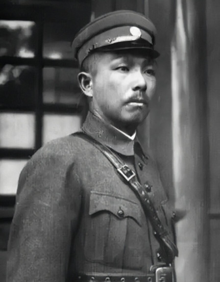 1946年，贵阳召开运动会，国军上将杨森看一个女学生对着他笑，问：“你父亲是谁。