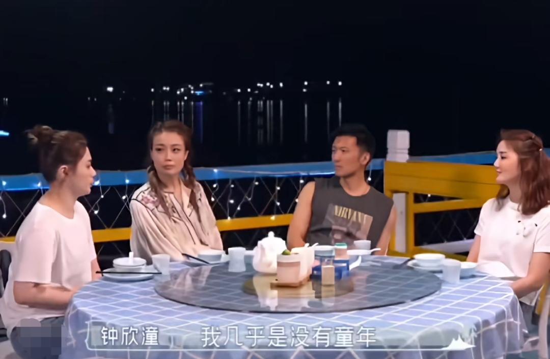 阿娇小时候没有童年，缺乏安全感，容祖儿听到后惊讶反问她！阿娇：“我几乎是没有童