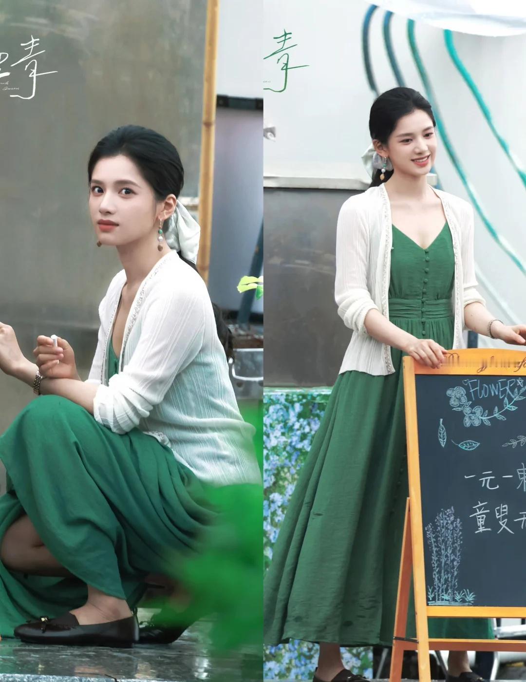 张婧仪森系氛围感穿搭，绿意缱绻张婧仪最新路透，森绿吊带长裙搭配薄款白开衫，白丝