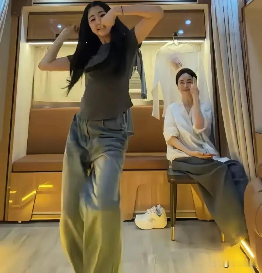 左小青与女儿对着镜头跳舞时的一幕，女儿婷婷玉立已成大姑娘了