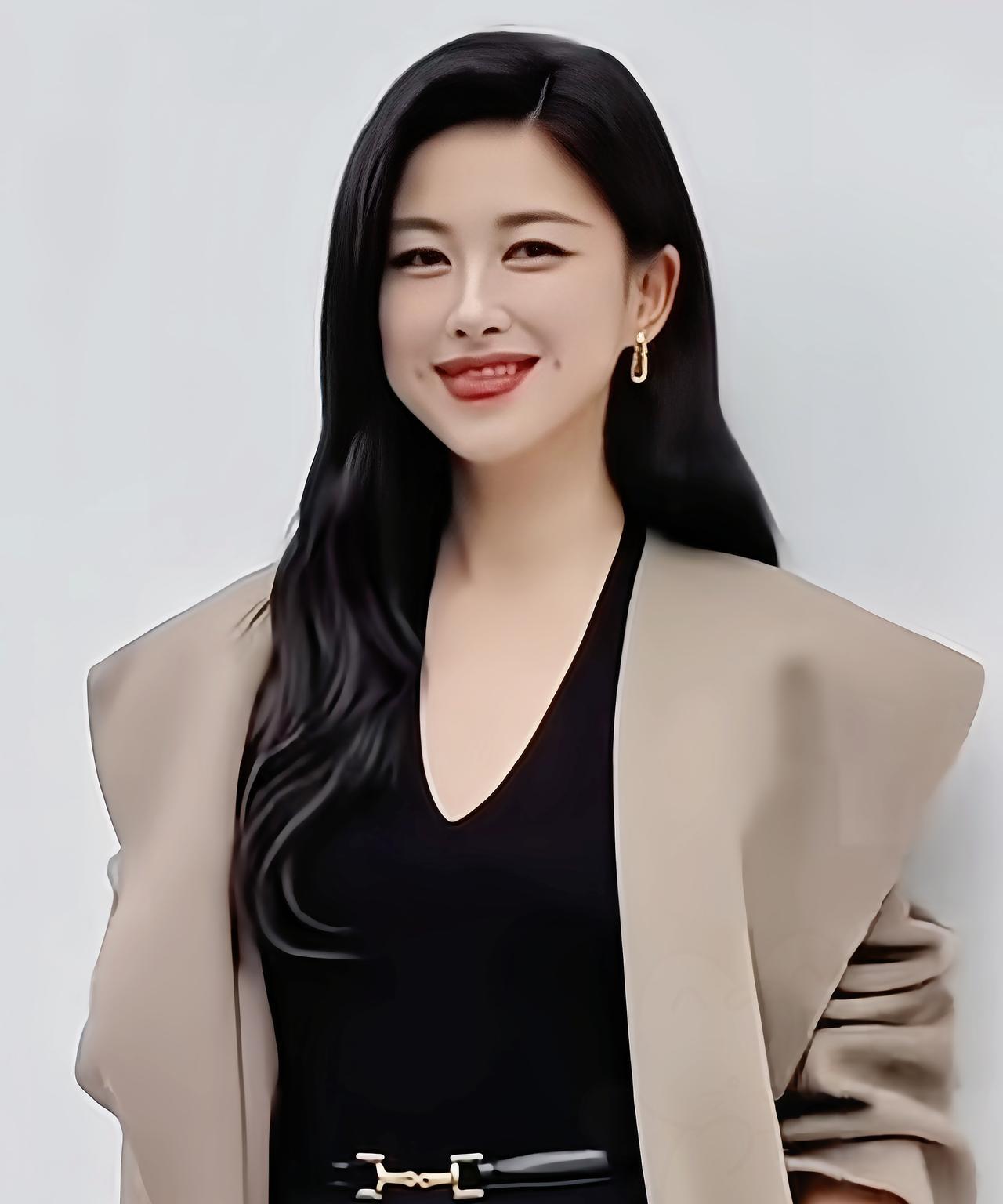 朱珠每次亮相活动都堪称惊艳，她以独特气质与出众外形，轻松驾驭各类风格，从优雅到飒