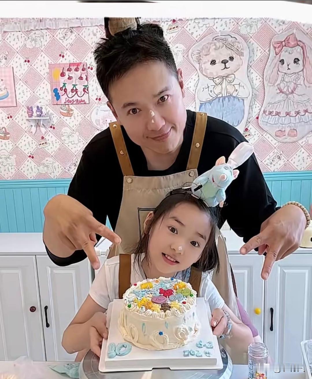 董璇去前夫高云翔那里给女儿过生日，看得出来三个人非常高兴。董璇为了纪念这一时刻，