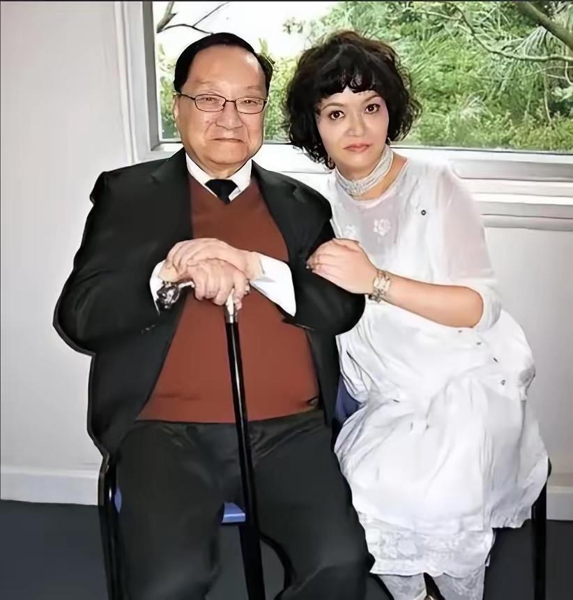 1976年，52岁的金庸爱上16岁女招待。他想要和妻子离婚，妻子说：“可以，但是