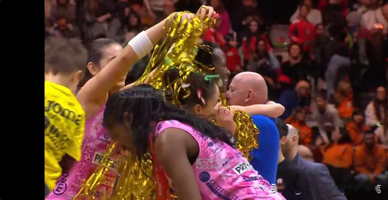 看哭了[笑着哭]，科内利亚诺女排决赛打得荡气回肠，太燃了[加油]拦网拿下最后一分